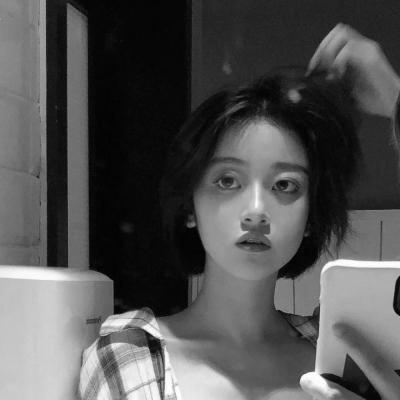 微信黑白女生伤感头像
