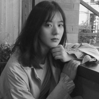 微信黑白女生伤感头像