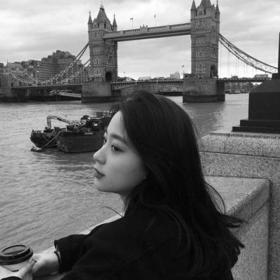 微信黑白女生伤感头像