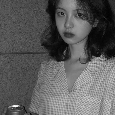 微信黑白女生伤感头像