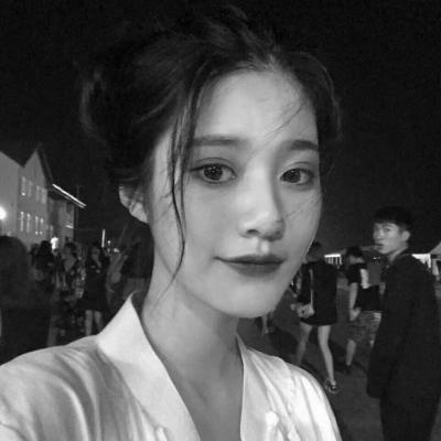 微信黑白女生伤感头像