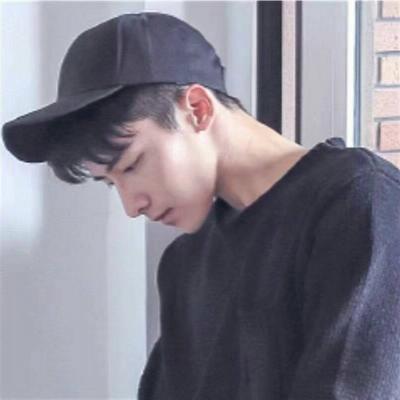 微信戴帽子男生头像