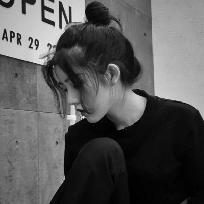 微信黑白意境女生伤感头像