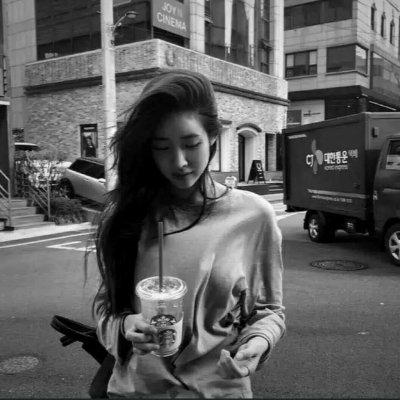 微信黑白意境女生伤感头像