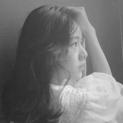 微信黑白意境女生伤感头像