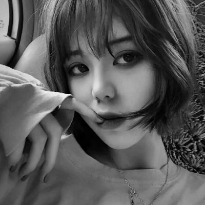 微信黑白意境女生伤感头像