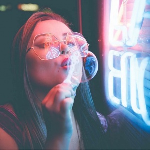 微信最新时尚霸气冷酷欧美女生头像