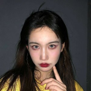 微信最新时尚霸气意境女生头像