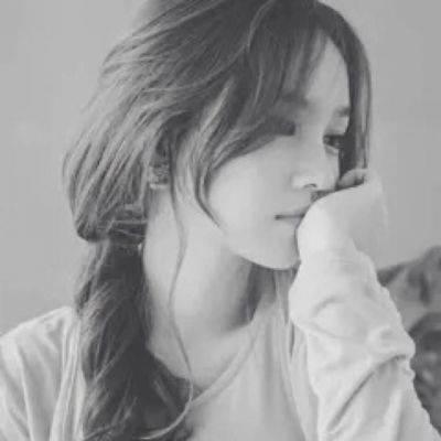 微信黑白寂寞伤感女生头像