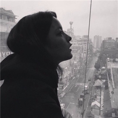 微信黑白寂寞伤感女生头像
