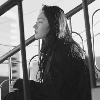 微信黑白寂寞伤感女生头像