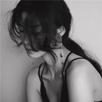 微信黑白寂寞伤感女生头像