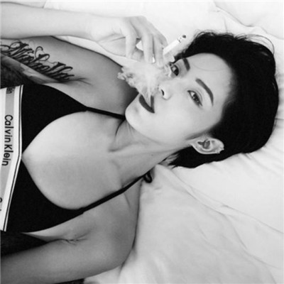 微信黑白寂寞伤感女生头像