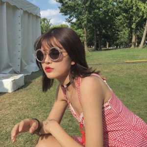 青春阳光简约微信女生头像
