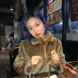 微信时尚俏皮女生头像