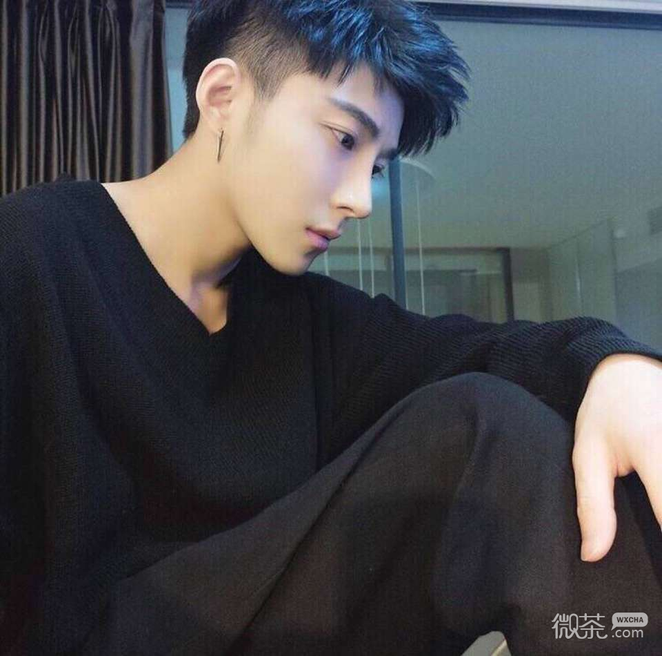微信性感迷人冷酷男生头像