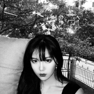 微信2019最新唯美黑白风格欧美女生头像合集下载