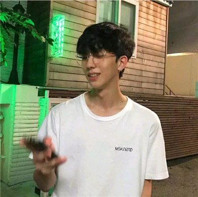 微信性感阳光成熟男生头像