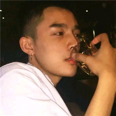 微信性感阳光成熟男生头像