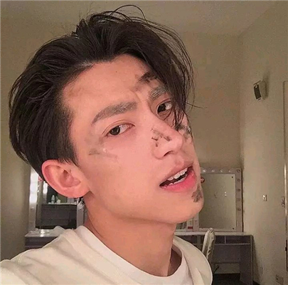 微信性感阳光成熟男生头像