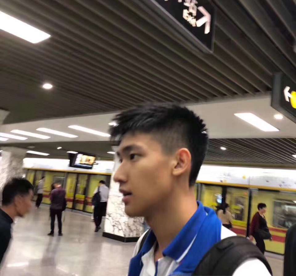 微信男生帅气性感阳光男生头像