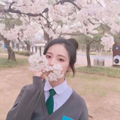 好看高颜值的拿花女生系列微信头像下载