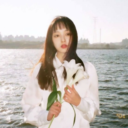 好看高颜值的拿花女生系列微信头像下载