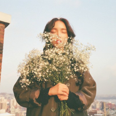 好看高颜值的拿花女生系列微信头像下载