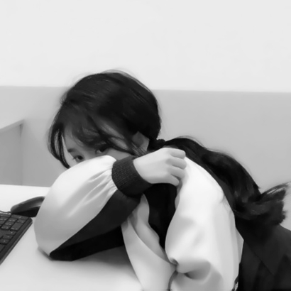 个性有气质的微信唯美黑白风女生头像下载