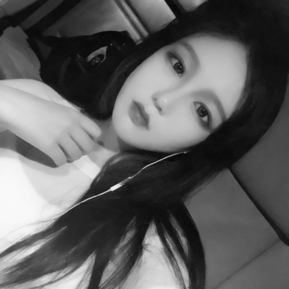 个性有气质的微信唯美黑白风女生头像下载