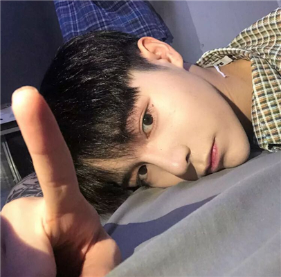 微信简洁帅气高冷男生头像