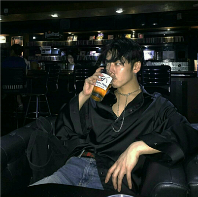 微信文艺冷酷个性男生头像