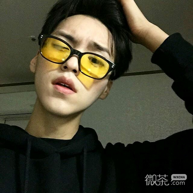 微信阳光性感迷人男生头像