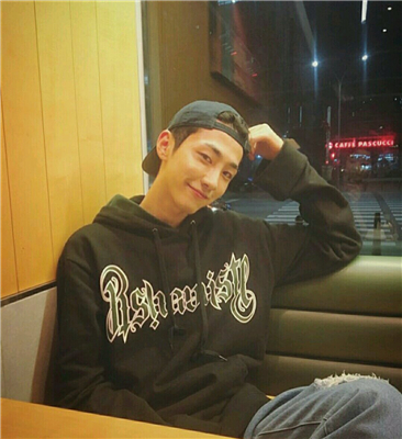 微信文艺冷酷个性男生头像