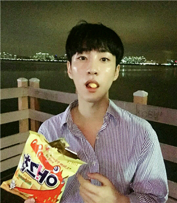 微信文艺冷酷个性男生头像