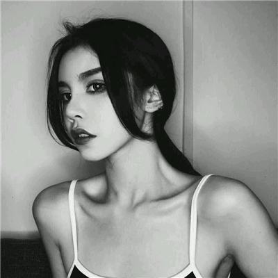 微信冷酷黑白女生头像