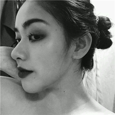 微信冷酷黑白女生头像