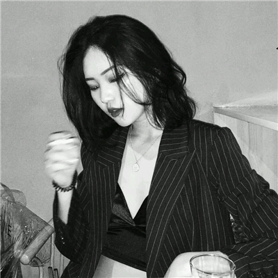 微信冷酷黑白女生头像