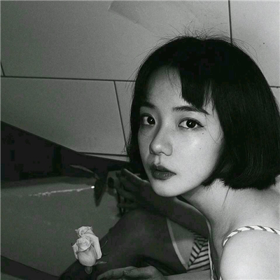 微信冷酷黑白女生头像