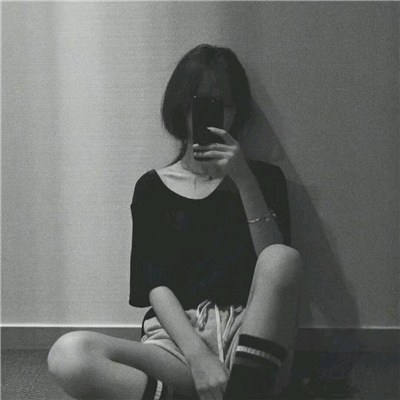 微信冷酷黑白女生头像