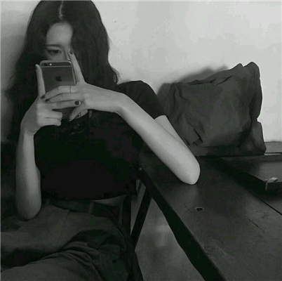 微信冷酷黑白女生头像