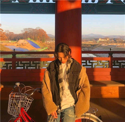 微信清新时尚冷酷男生头像