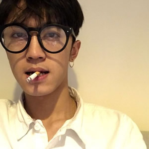 霸气超拽的微信酷炫时尚吸烟男生头像合集下载