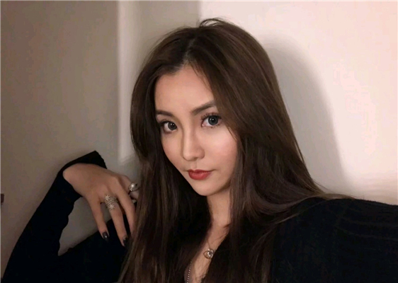 微信时尚气质迷人女生头像