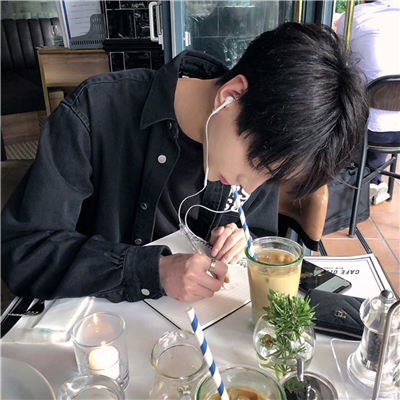 清新阳光帅气男生微信头像