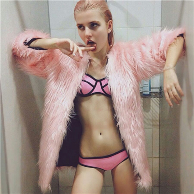微信阳光性感冷酷欧美女生头像