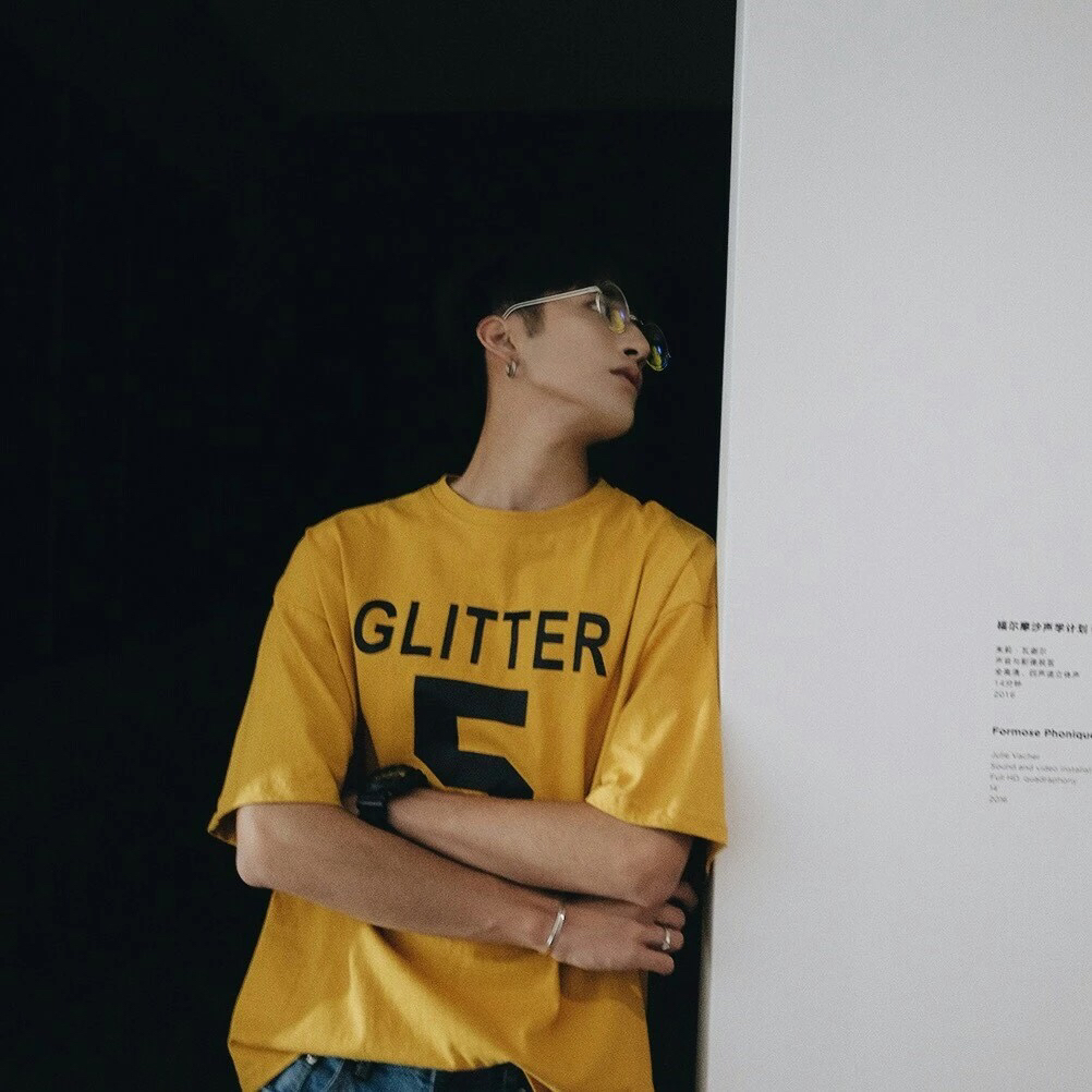 时尚冷酷男生微信头像