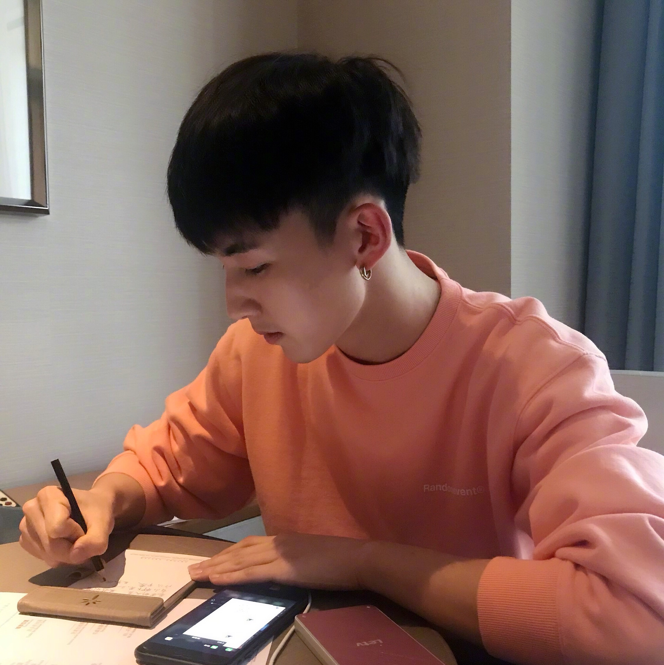 时尚冷酷男生微信头像