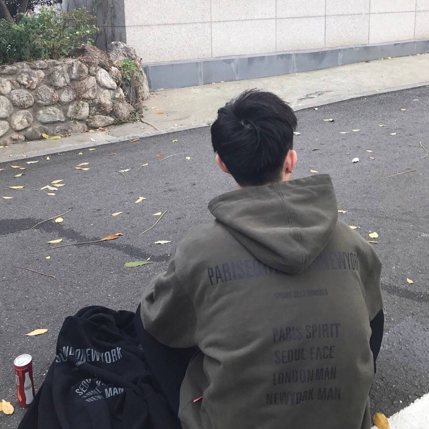 时尚冷酷男生微信头像