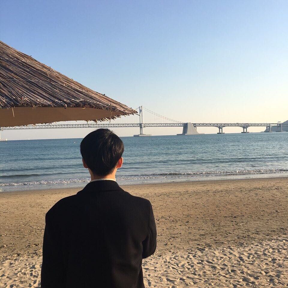 时尚冷酷男生微信头像